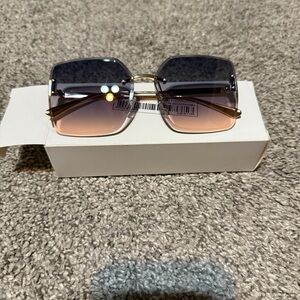 SHEIN Black and Gold Square Sunglasses with Rimless Design